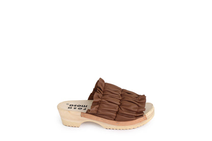 rosamosa chloe brown leather wrinkle wooden clog